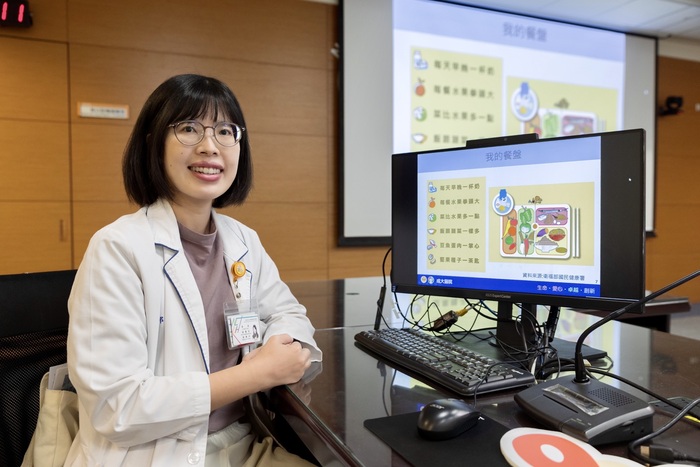 黃薇營養師於記者會分享【每天早晚一杯奶 鈣質加分骨力滿分】議題圖片