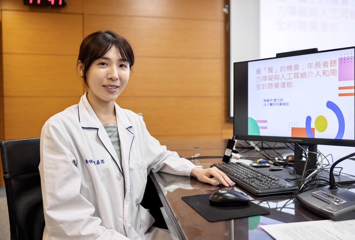 陳嘉思聽力師於記者會說明「整合人工耳蝸與復能服務 提升長者生活品質」圖片