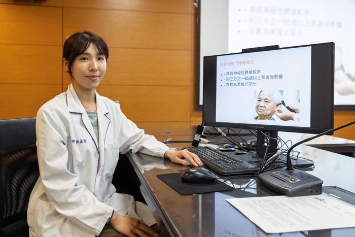 陳嘉思聽力師於記者會說明「整合人工耳蝸與復能服務 提升長者生活品質」圖片