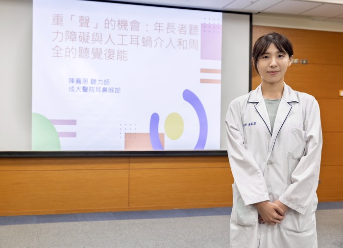 陳嘉思聽力師於記者會說明「整合人工耳蝸與復能服務 提升長者生活品質」圖片