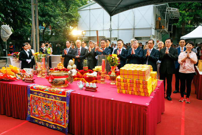 上樑典禮簡單隆重，現場多位重要貴賓齊聚見證，共同完成上香祝禱與鋼樑簽名等儀式