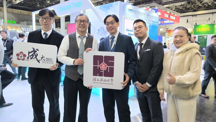 左起：成大醫院臨床創新研發中心蘇建州研究員、駐歐盟兼駐比利時代表處謝志偉大使、成大醫院安寧緩和共同照護中心蔡瑞鴻主任、成大醫院臨床創新研發中心賴世峰技師、滙嘉健康生活科技公司楊淑貞董事長圖片