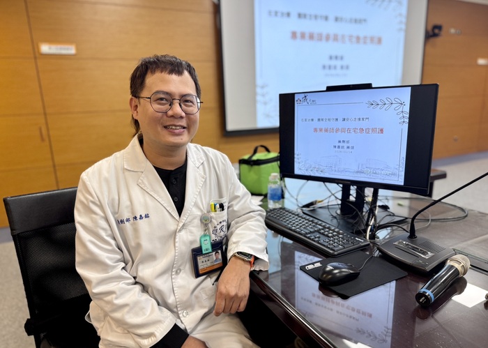 陳嘉銘藥師於記者會分享【專業藥師參與在宅急症照護】圖片