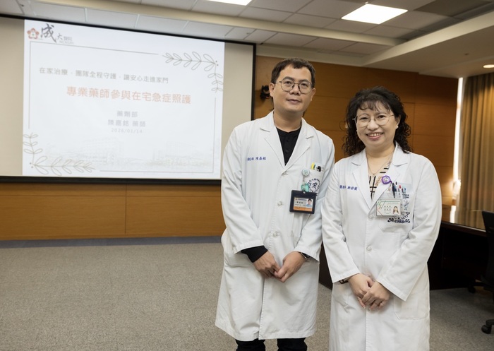 右：藥劑部鄭靜蘭主任；左：藥劑部陳嘉銘藥師圖片