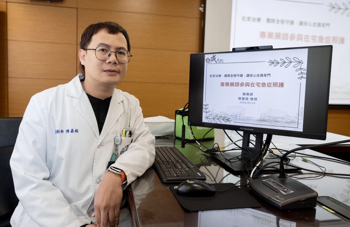 陳嘉銘藥師於記者會分享【專業藥師參與在宅急症照護】圖片
