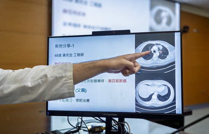 林建佑醫師於記者會說明肺癌案例概況圖片