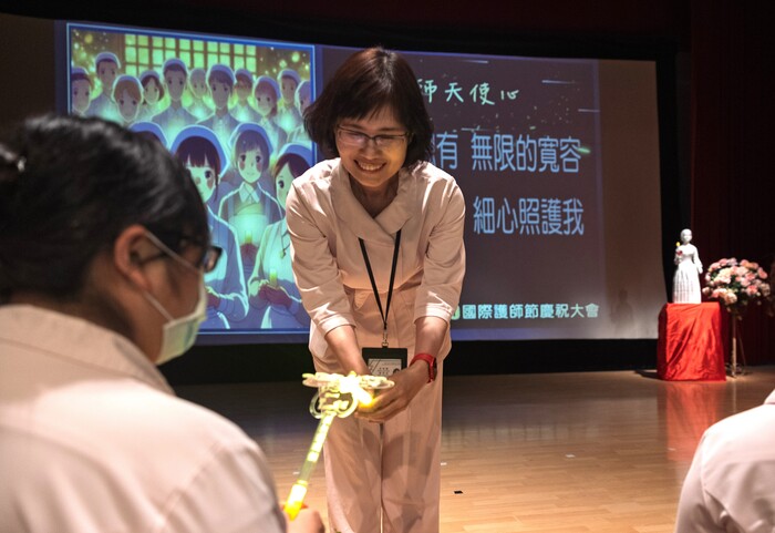 護理部馮瑞鶯主任帶領傳光儀式,延續護理精神圖片