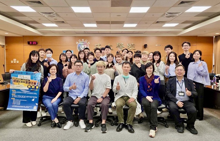 成大醫院舉辦首屆院內實證醫學查證競賽，跨職類專業人員以臨床情境為題，進行文獻查證與交流，展現跨專業合作與實證醫學思維圖片