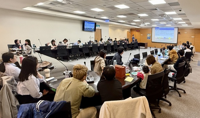 成大醫院舉辦首屆院內實證醫學查證競賽，跨職類專業人員以臨床情境為題，進行文獻查證與交流，展現跨專業合作與實證醫學思維圖片