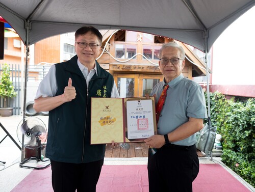 台南市社會局盧禹璁局長致贈感謝狀予仁愛醫院許重勝院長，感謝熱心公益，為社會福利挹注關懷，協助推動長照業務