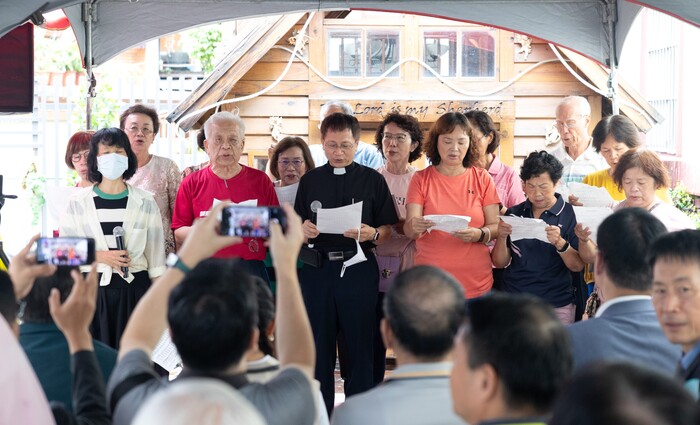 德光教會合唱團獻唱，慶祝原德光教會展開新頁，成大醫院與逸香團隊接續服務社區