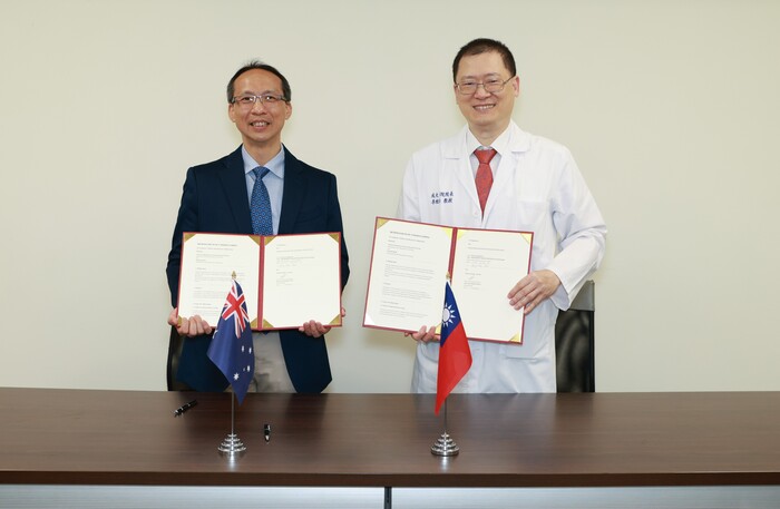 成大醫院與澳洲Monash Health簽署合作備忘錄，深化神經醫學及中風領域國際交流［左：Monash Health神經暨中風部主任Henry Ma教授、右：成大醫院李經維院長］圖片