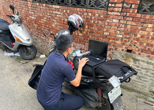 余文豪醫師訪視個案，個案家中空間較有限，於戶外進行評估圖片