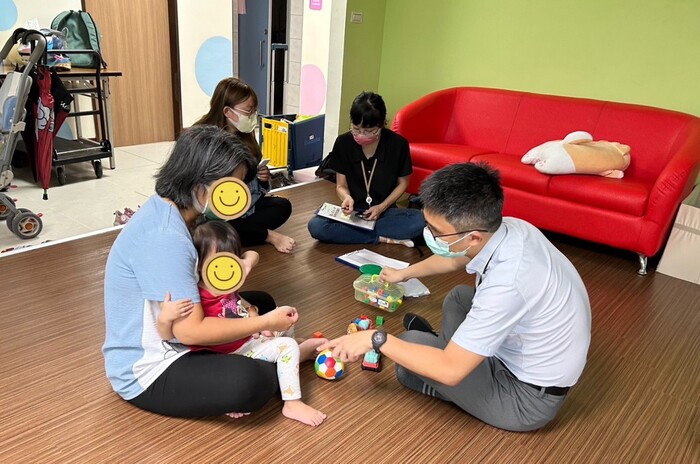 余文豪醫師和兒保醫療中心個管師進行訪視評估圖片