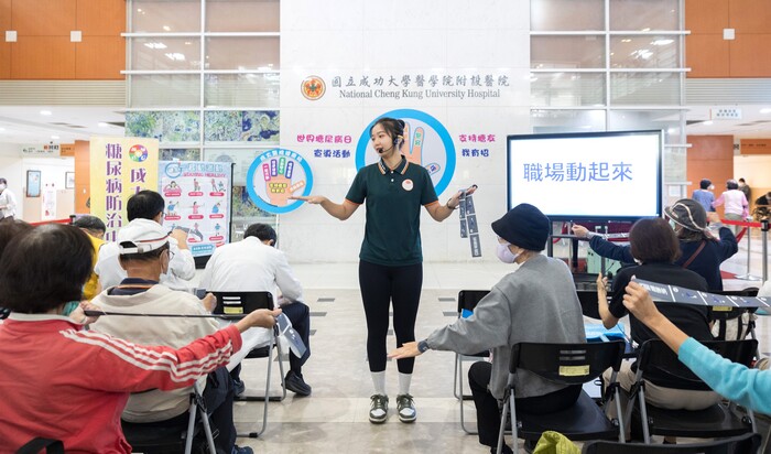 陳怡臻教練帶領「椅子肌力＋彈力帶運動」，和民眾一同活動筋骨圖片