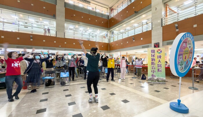 陳怡臻教練帶領「椅子肌力＋彈力帶運動」，和民眾一同活動筋骨圖片