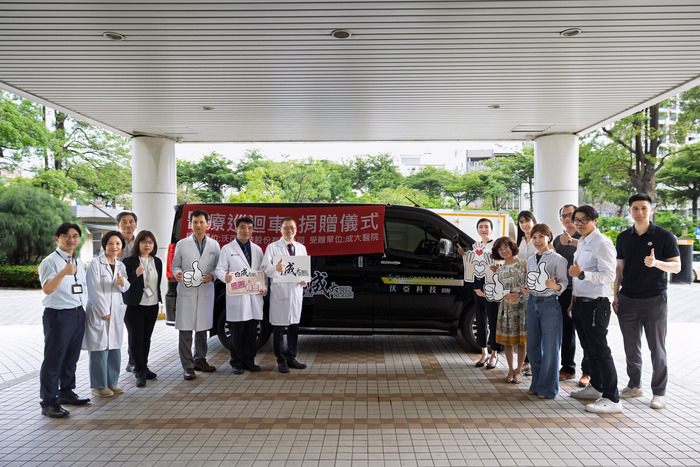 雙方與接駁專車共同合影圖片