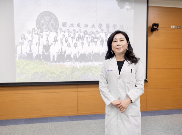 顏郁芬醫師於記者會分享【為特殊需求患者打造專業牙科照護——成大醫院的用心與突破】