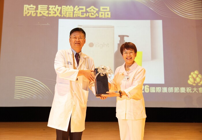 許耿福院長代表致贈紀念品