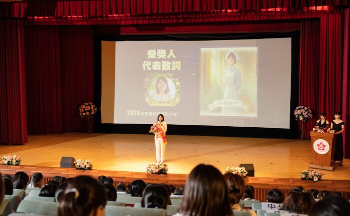 受獎人代表黃亭瑗護理師致詞