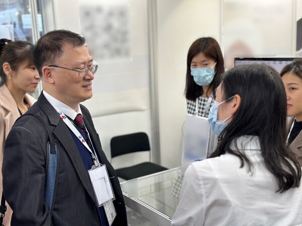 成大醫院李院長2023年率領團隊參加德國MEDICA，積極了解世界尖端解決方案與智慧醫療技術，分享智慧醫療經驗