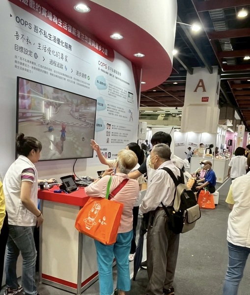 成大醫院於8/8~8/10參與「高齡健康產業博覽會」,呈現六大主題成果,圖片
