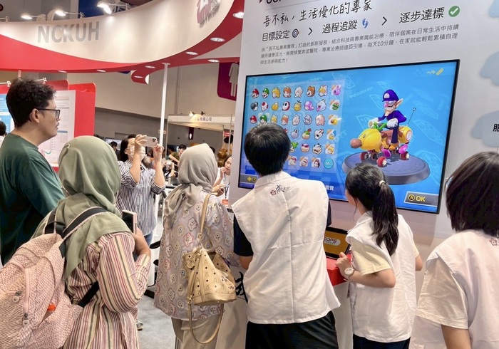 成大醫院於8/8~8/10參與「高齡健康產業博覽會」,呈現六大主題成果,圖片