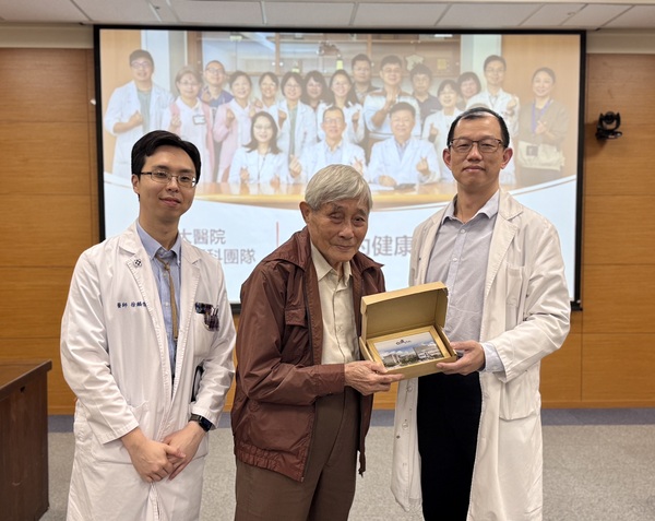成大醫院團隊照護92歲白先生，術後恢復良好，白先生參與記者會分享歷程圖片