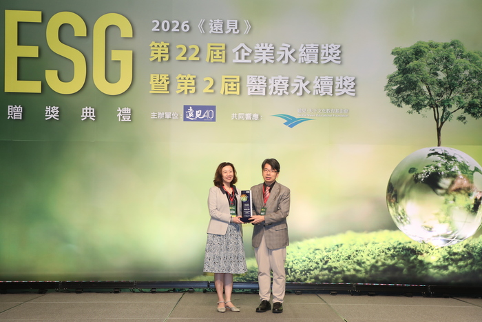 衛生福利部林靜儀政務次長(左)頒獎，成大醫院教學中心主任林威宏醫師代表受獎［遠見雜誌提供-張智傑攝］