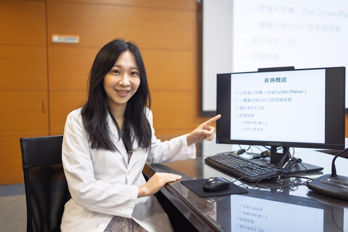 口腔醫學部吳昱學醫師於記者會說明【口腔扁平苔癬】圖片