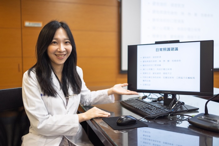 口腔醫學部吳昱學醫師於記者會說明【口腔扁平苔癬】圖片